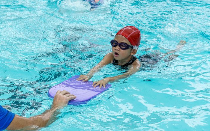 A one-to-one lesson with a kickboard